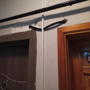 İzinsiz İnternet Hattı Çekimi Sonrası Apartmanda Duvar Hasarı Ve Görüntü Kirliliği Şikayeti