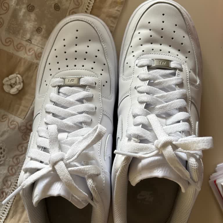 Kırık Nike Air Force 07 Ayakkabı İçin Tam İade Talebi