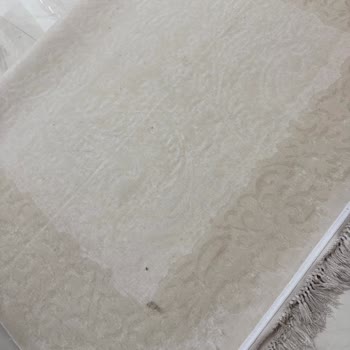 Elit Halı Yıkama’da Temizlenmemiş Halılar Ve Yeni Renkli Lif Kalıntıları