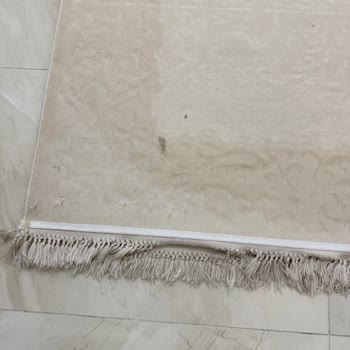 Elit Halı Yıkama’da Temizlenmemiş Halılar Ve Yeni Renkli Lif Kalıntıları