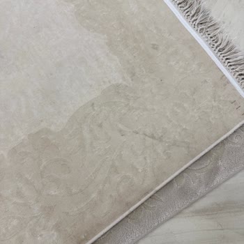 Elit Halı Yıkama’da Temizlenmemiş Halılar Ve Yeni Renkli Lif Kalıntıları