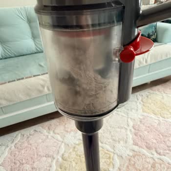 Elit Halı Yıkama’da Temizlenmemiş Halılar Ve Yeni Renkli Lif Kalıntıları