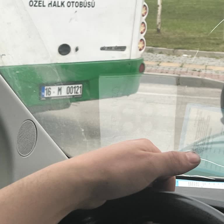 Bursa İzmir Yolu'nda Otobüs Şoförünün Kaldırıma Çıkması Trafiği Tehlikeye Attı