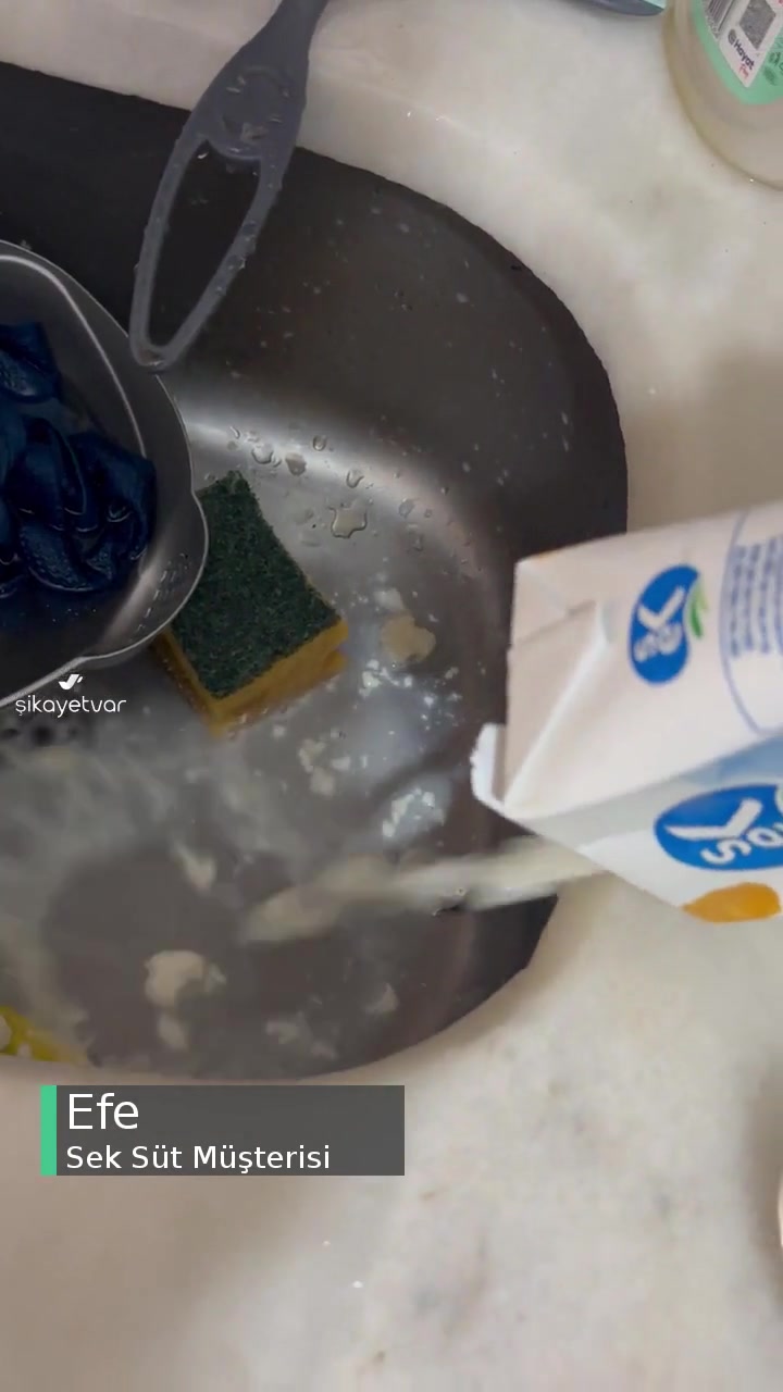 Sek Süt Tarihi Geçmemesine Rağmen Garip Bir Durumda videonun kapak resmi