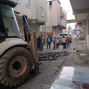 Dicle Elektrik'in Plansız Kazı Çalışmaları Mahallede Güvenliğe Tehdit Oluşturuyor