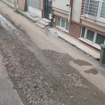 Yenikaraman Mahallesi 18. Dere Sokakta Asfalt Bozuldu, Yetki Karmaşası Ve Acil Tamirat Gerekiyor