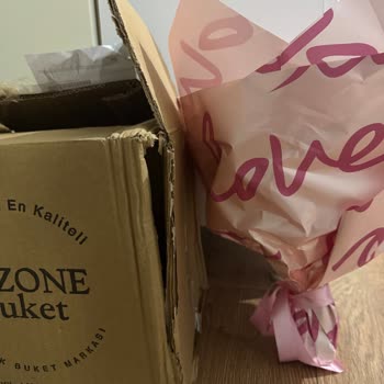 Özensiz Paketleme Nedeniyle Kelebekli Ledli Çiçek Hasar Aldı