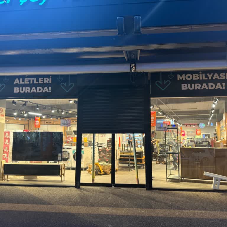 Mağaza Çalışanları Saat Yirmi İki’ye Kadar Açık Olmasına Rağmen Müşteriyi Girişe İzin Vermedi