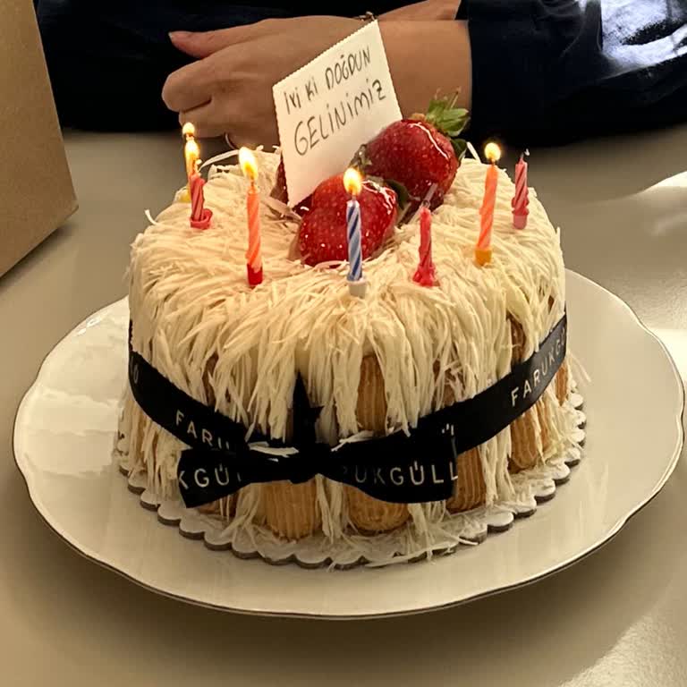 Gıda Güvenliği Riskinde Bozuk Çilekli Doğum Günü Pastası