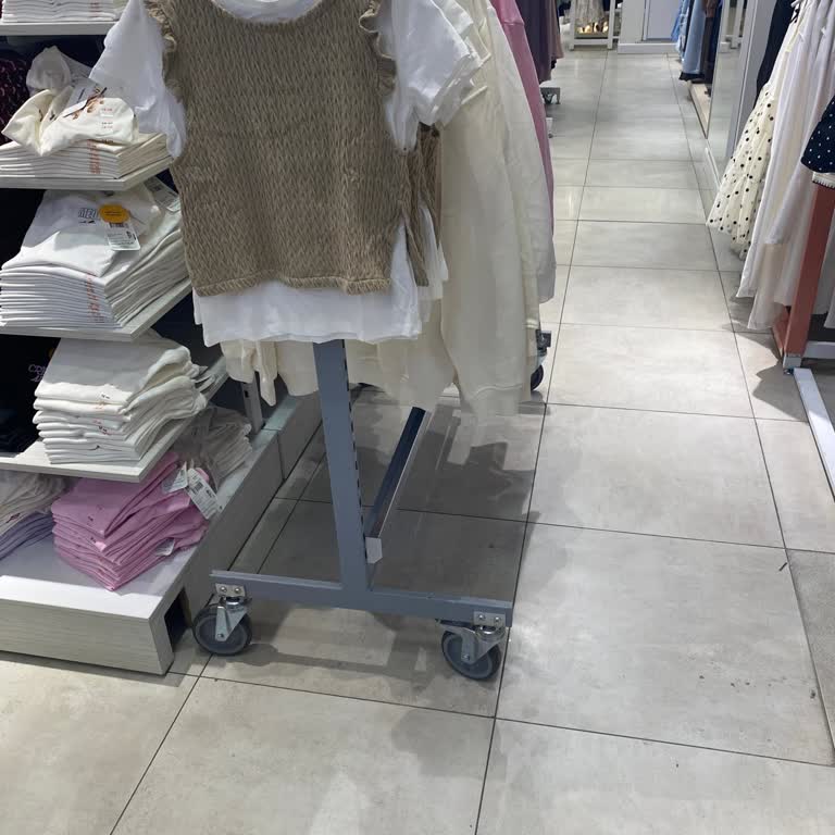 Çocuk Mağazada Askılık Nedeniyle Düşerek Yaralandı, Çalışanlar İlgisiz