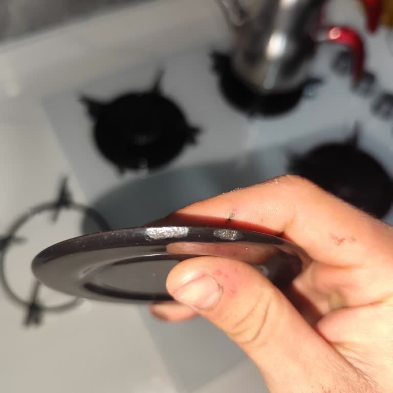 Simfer 3507 4G Ankastre Ocak Gözlerinde Siyah Kaplama Dökülmesi Garanti Kapsamında Çözüm İstiyorum