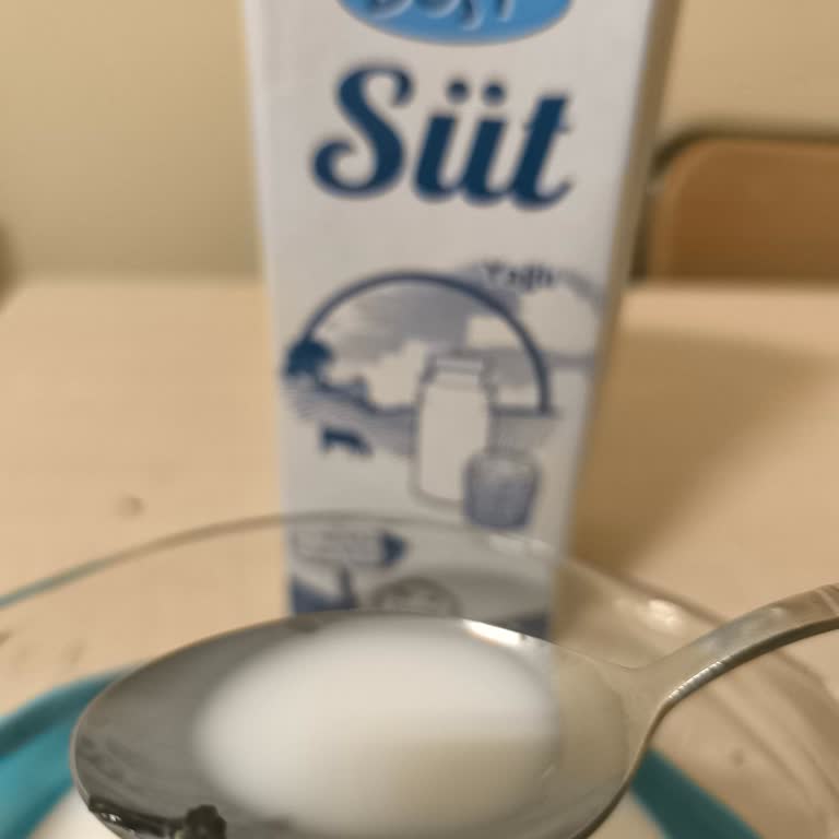 Dost Süt İçinden Garip Siyah Bir Şey Çıktı