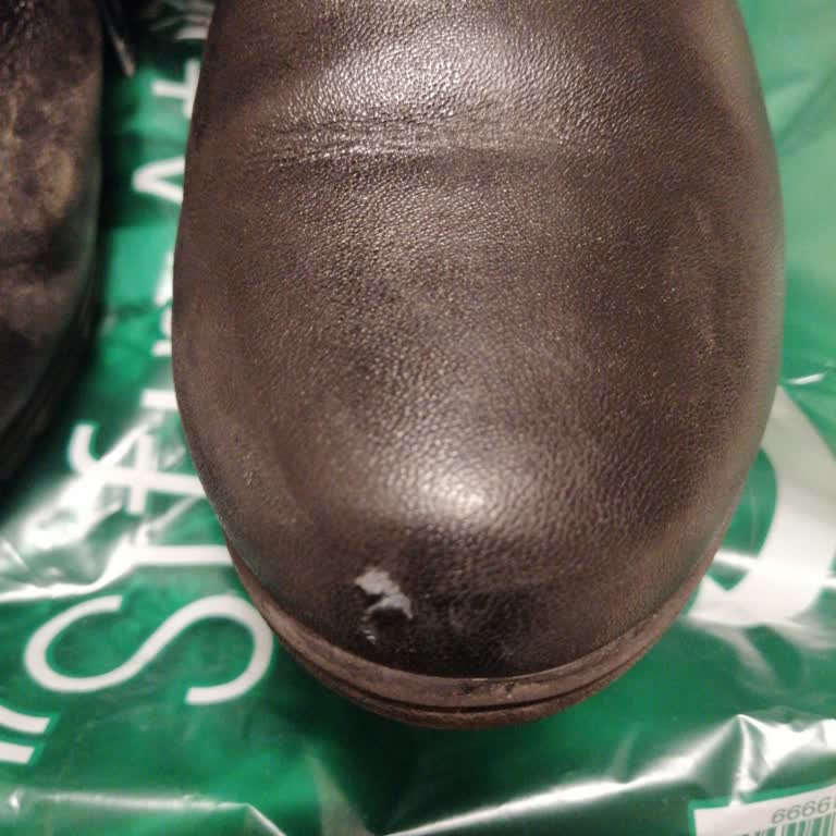 3500 TL'lik Deri Botta 1 Ayda Deri Soyulması Ve İade Talebi