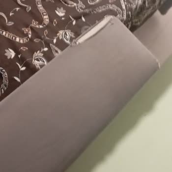 Kadın Doğum Servisindeki Refakatçi Koltukları Kirli, Yırtık Ve Kullanılamaz