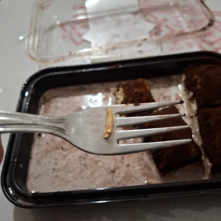 Baklavadaki Sert Yabancı Cisim Diş Ağrısına Ve Güven Endişesine Yol Açtı