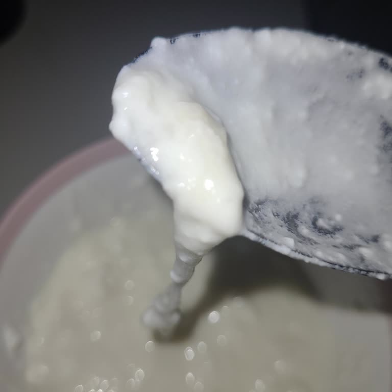 Sütaş Kaymaksız Yoğurtta İçinde Sümüksü İplik Benzeri Madde