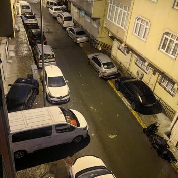 Marmara Sokak’ta Kaldırıma Park Eden Araçlar Çocuklu Aileleri Tehlikeye Atıyor