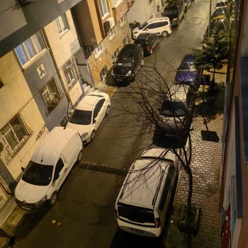 Marmara Sokak’ta Kaldırıma Park Eden Araçlar Çocuklu Aileleri Tehlikeye Atıyor