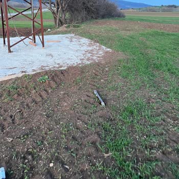 SEDAŞ Elektrik Direklerinde Bırakılan Atıklar Tarım Arazisini Kirletiyor