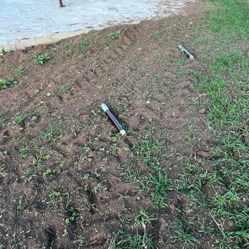 SEDAŞ Elektrik Direklerinde Bırakılan Atıklar Tarım Arazisini Kirletiyor