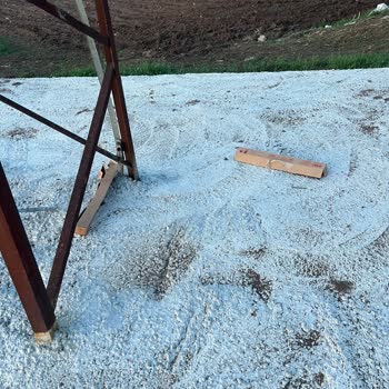 SEDAŞ Elektrik Direklerinde Bırakılan Atıklar Tarım Arazisini Kirletiyor