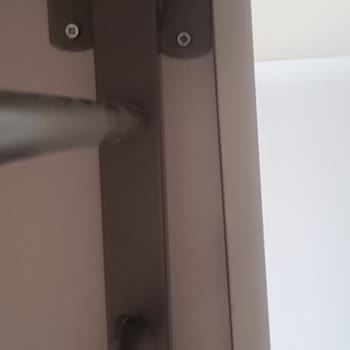 Montaj Hatası Ve Cevapsız Müşteri Hizmetleri Nedeniyle Makyaj Masası Çatladı