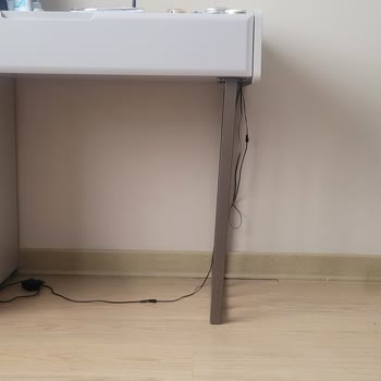 Montaj Hatası Ve Cevapsız Müşteri Hizmetleri Nedeniyle Makyaj Masası Çatladı