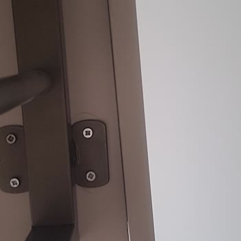 Montaj Hatası Ve Cevapsız Müşteri Hizmetleri Nedeniyle Makyaj Masası Çatladı