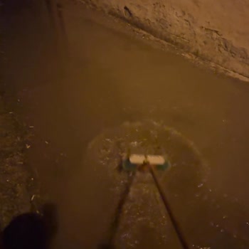 Manisa Akhisar Atatürk Mahallesi’nde Su Gideri Yokluğu Nedeniyle Yağmur Sularının Kapıyı Doldurması