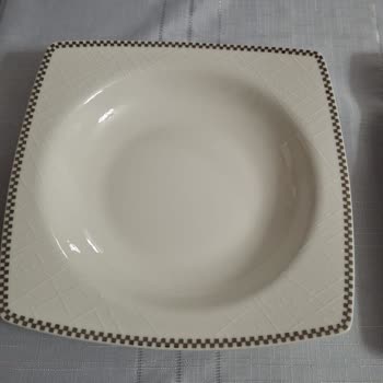 Lively Home Concept Mağazasında Çatlak Tabaklar Parça Garantisi İle Değiştirilemedi