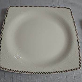 Lively Home Concept Mağazasında Çatlak Tabaklar Parça Garantisi İle Değiştirilemedi