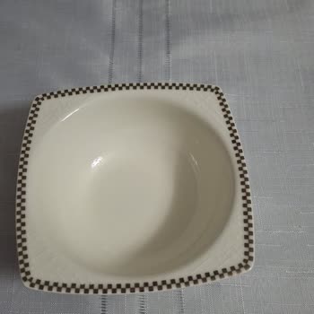 Lively Home Concept Mağazasında Çatlak Tabaklar Parça Garantisi İle Değiştirilemedi