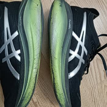 ASICS Gel-Nimbus 27 Kids Shoes Develop Odor and Sole Paint Issues