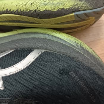 ASICS Gel-Nimbus 27 Kids Shoes Develop Odor and Sole Paint Issues