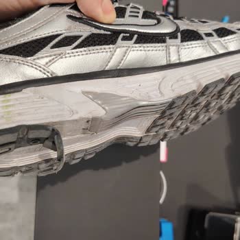 Nike P8000 Spor Ayakkabısının Alt Tabanı Bir Ayda Açıldı, Mağaza Çözüm Sunmadı