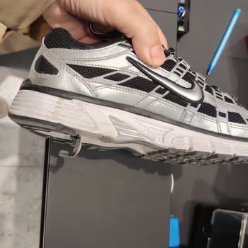 Nike P8000 Spor Ayakkabısının Alt Tabanı Bir Ayda Açıldı, Mağaza Çözüm Sunmadı