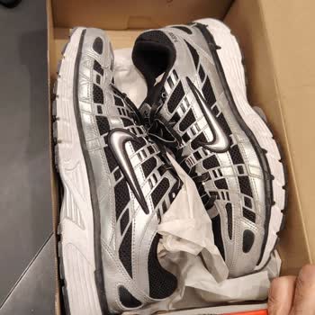 Nike P8000 Spor Ayakkabısının Alt Tabanı Bir Ayda Açıldı, Mağaza Çözüm Sunmadı