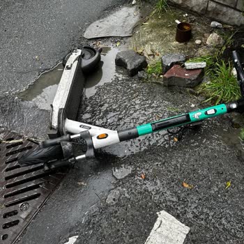 Beşiktaş'ta Martı Scooter'ı Trafik Ortasında Bırakılması Güvenliği Tehlikeye Atıyor