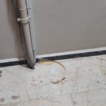 Türk Telekom Ekipleri Binada Çöp Bıraktı, Temizlik Ve Önlem Talebi