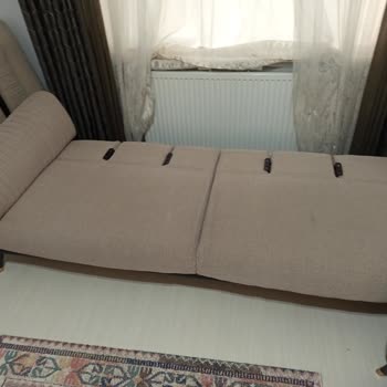 Kelebek Mobilya Kısa Süre İçinde Kumaşta İp Çekmeleri Ve Atmalar