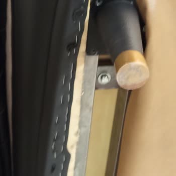 Kelebek Mobilya Kısa Süre İçinde Kumaşta İp Çekmeleri Ve Atmalar