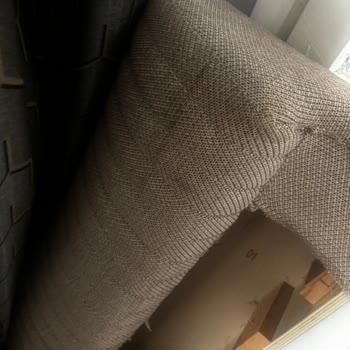 Kelebek Mobilya Kısa Süre İçinde Kumaşta İp Çekmeleri Ve Atmalar