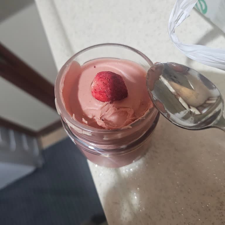 BİM Şubesinde Bozuk Çilek Aromalı Krema Satın Alındı, İade İstiyorum