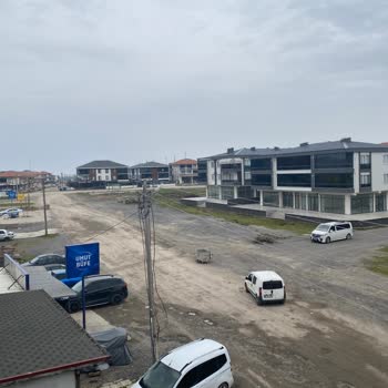 Karasu’da Trafolar Ve Direkler Yolun Asfaltlanmasını Ve Güvenliğini Engelliyor