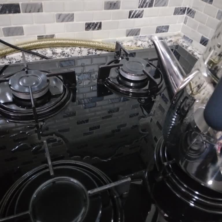 Korkmaz Çaydanlık İçindeki Suyu Fırlatıyor!