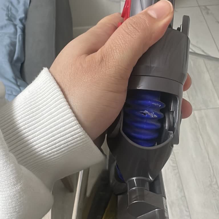 Dyson V15 Lazerli Başlığının Kıvrımlı Borusunun Yırtılması Ve Ücretsiz Parça Talebi