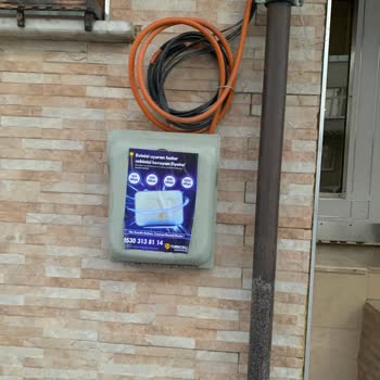 Superonline Broşürleri Apartman Görünümünü Kirletti