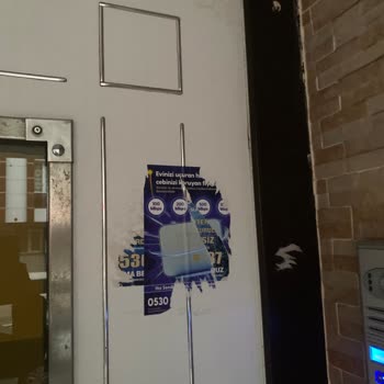 Superonline Broşürleri Apartman Görünümünü Kirletti