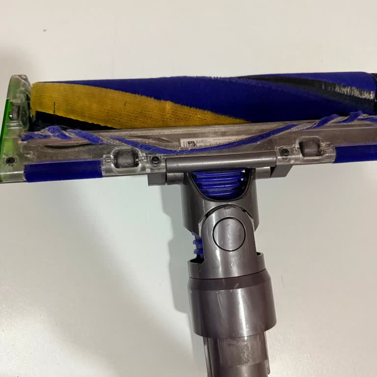Dyson V15S Detect Zemin Temizleyicisinin Lastik Parçası Koptu Ve Garanti Kapsamında Değişim Talebi