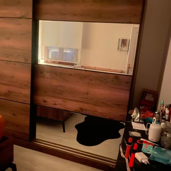 Aynalar Yerinden Düşüyor, Mağaza Yardımcı Olmuyor